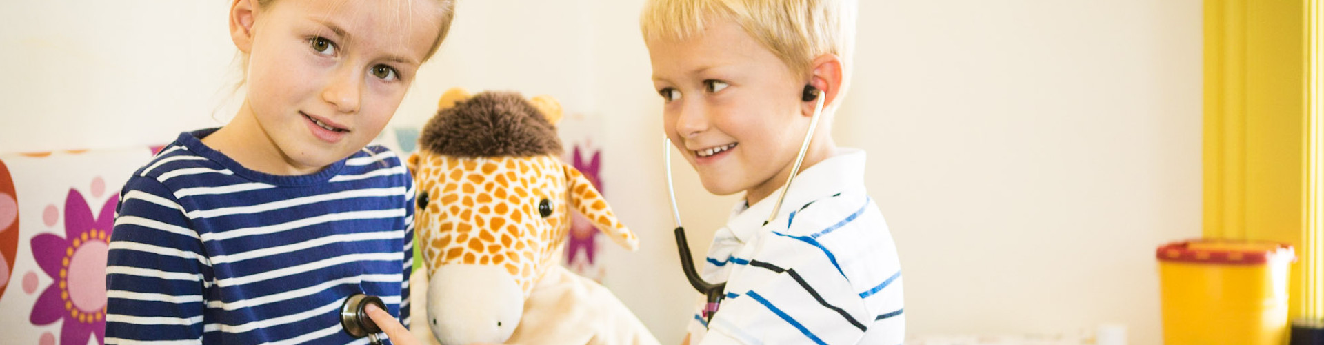 Die Kinder spielen beim warten